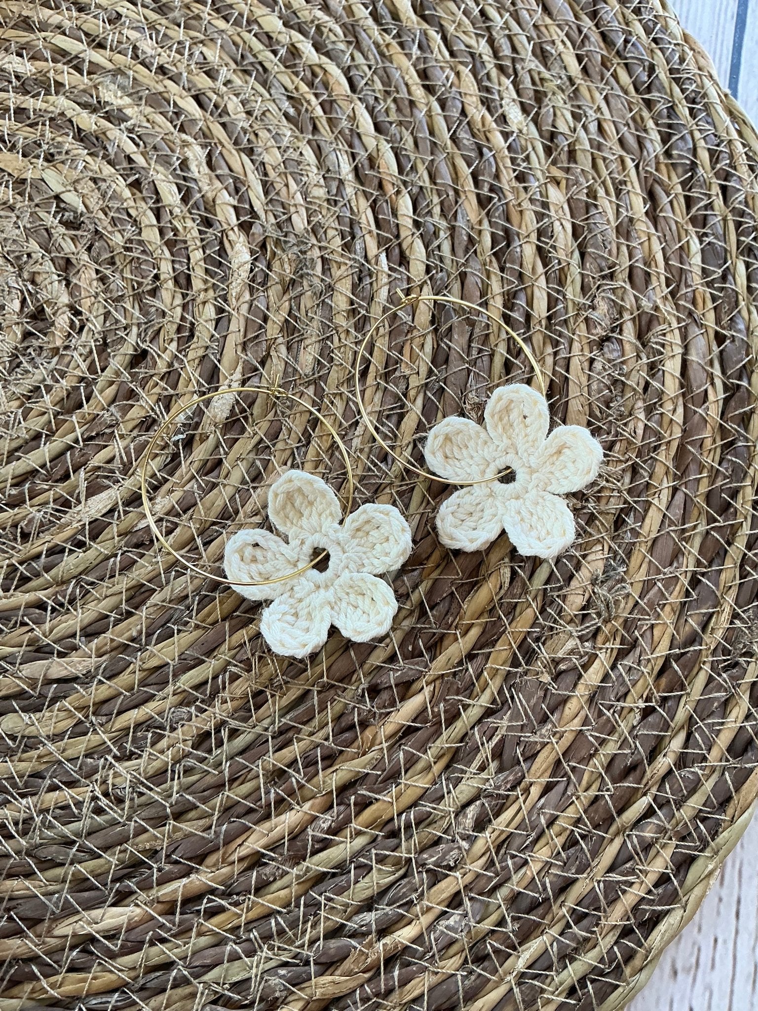 Boucles d'oreilles créole Fleur en crochet fait main — coton - TARA OSUNA ATELIER-