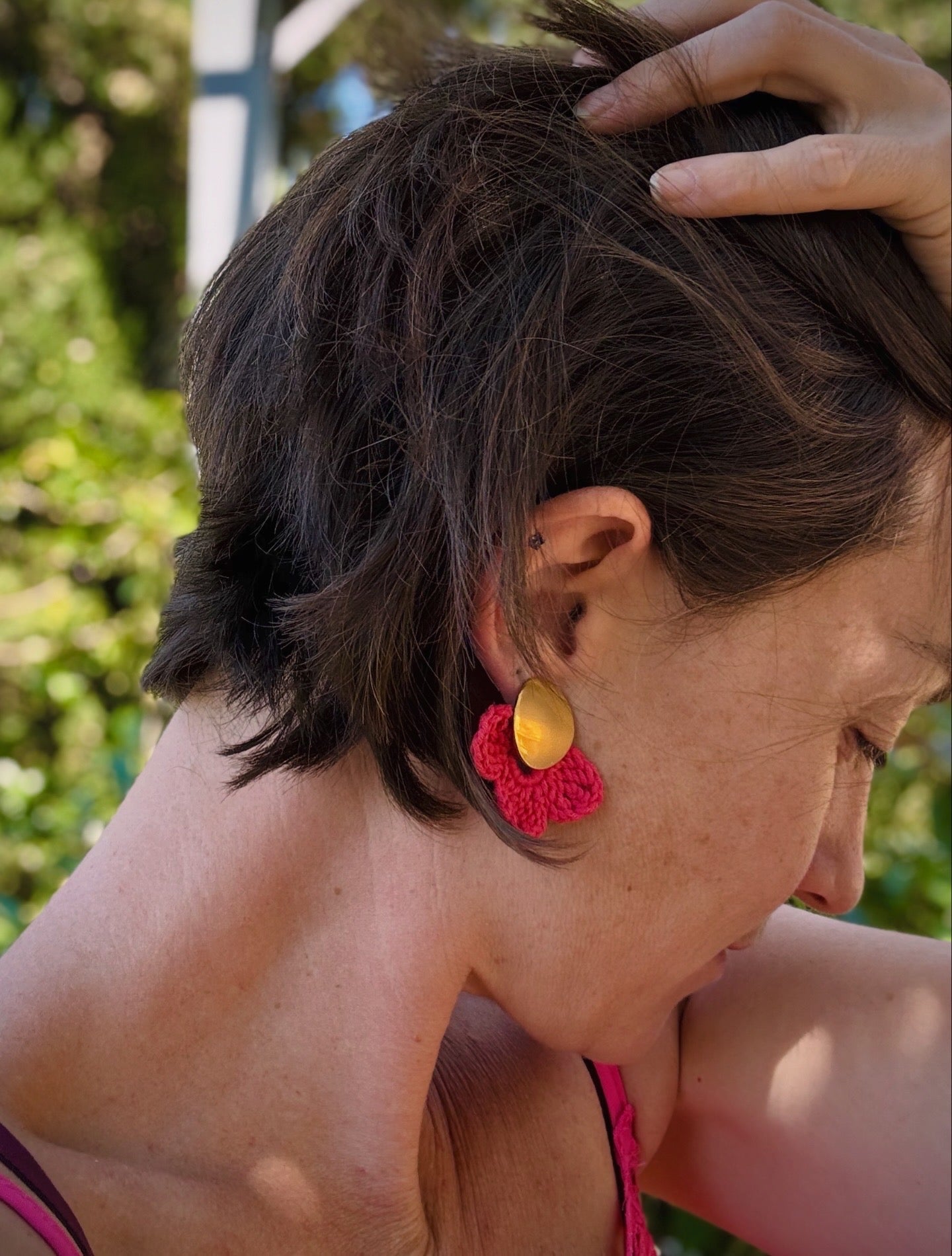 Boucles d'oreilles puce doré demi fleur en crochet fait main — coton - TARA OSUNA ATELIER-