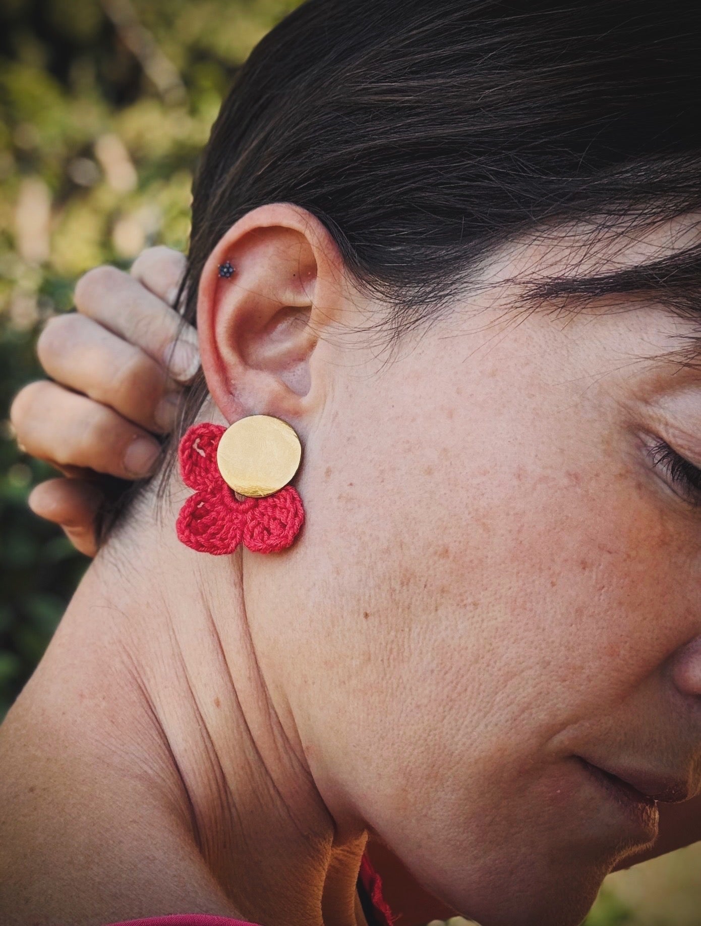 Boucles d'oreilles puce doré demi fleur en crochet fait main — coton - TARA OSUNA ATELIER-