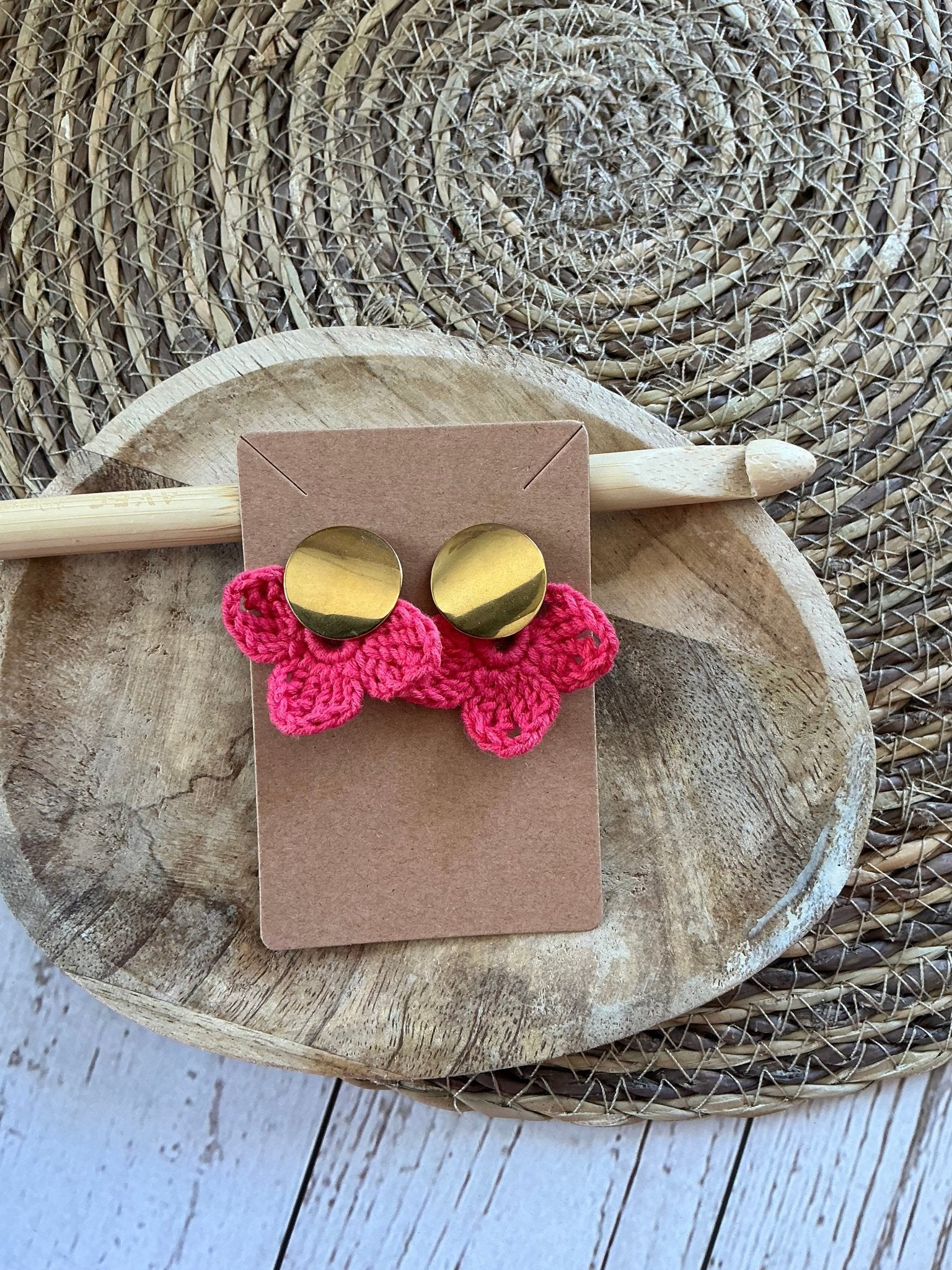 Boucles d'oreilles puce doré demi fleur en crochet fait main — coton - TARA OSUNA ATELIER-