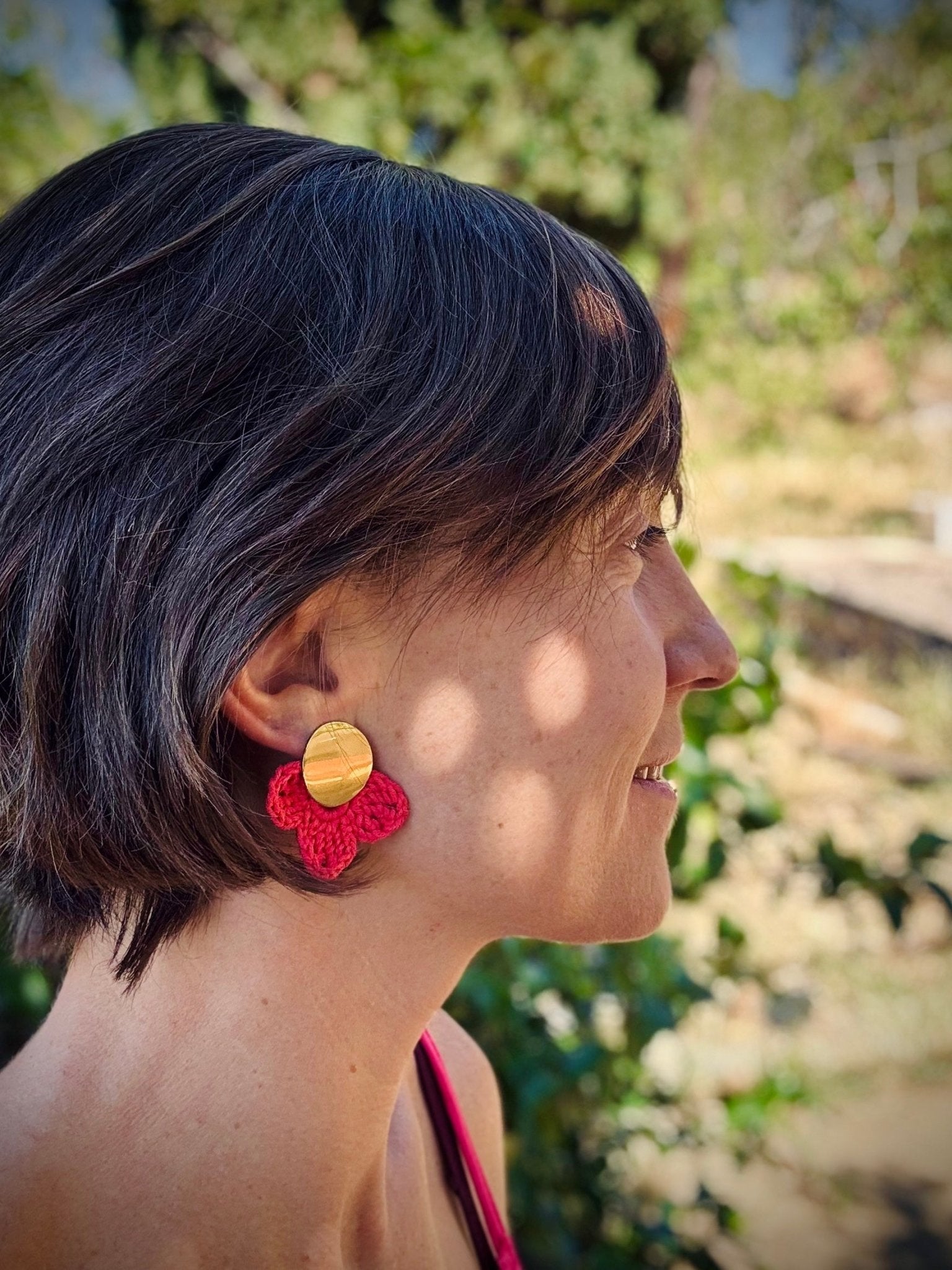 Boucles d'oreilles puce doré demi fleur en crochet fait main — coton - TARA OSUNA ATELIER-