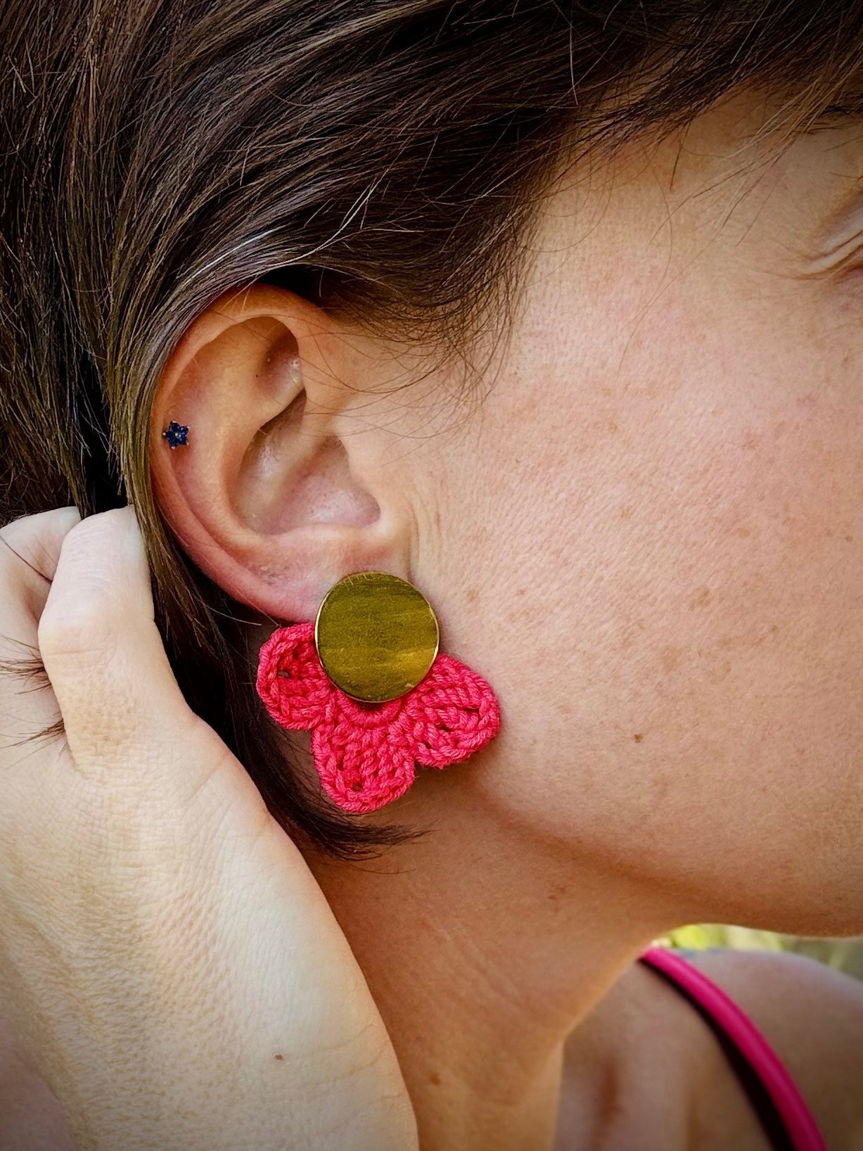 Boucles d'oreilles puce doré demi fleur en crochet fait main — coton - TARA OSUNA ATELIER-