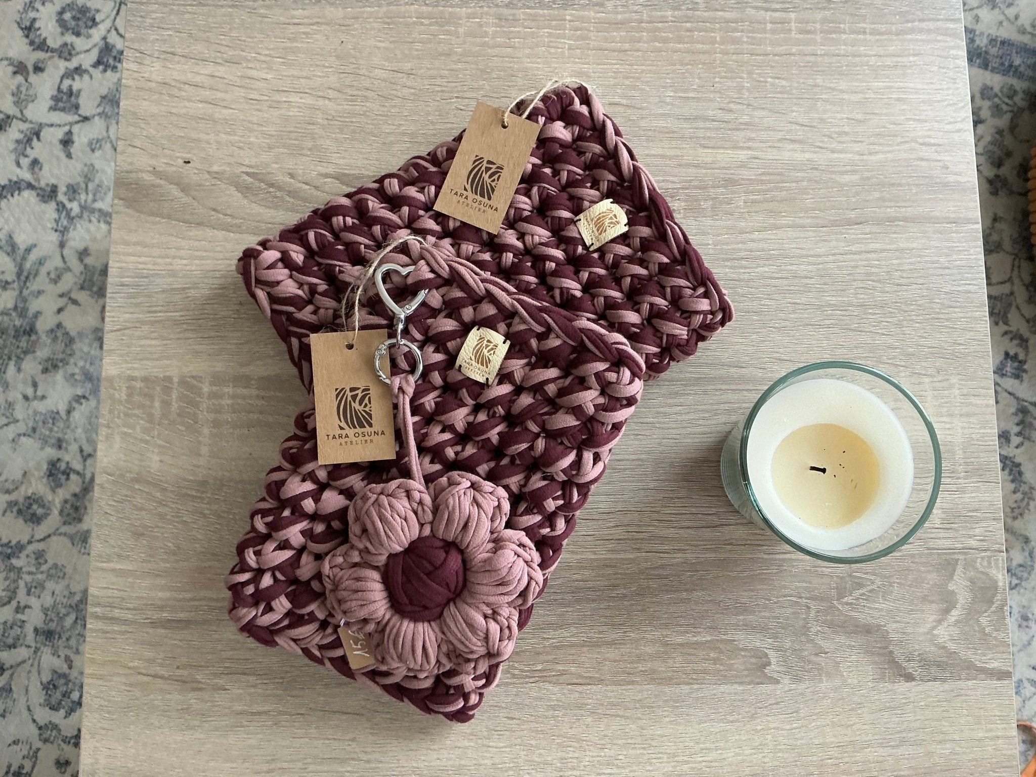 House de tablette et livre ROMY— crochetée à la main, en petite série - TARA OSUNA ATELIER - 