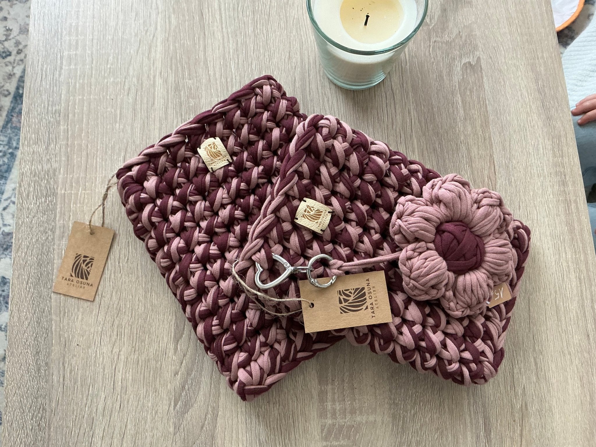 House de tablette et livre ROMY— crochetée à la main, en petite série - TARA OSUNA ATELIER - 